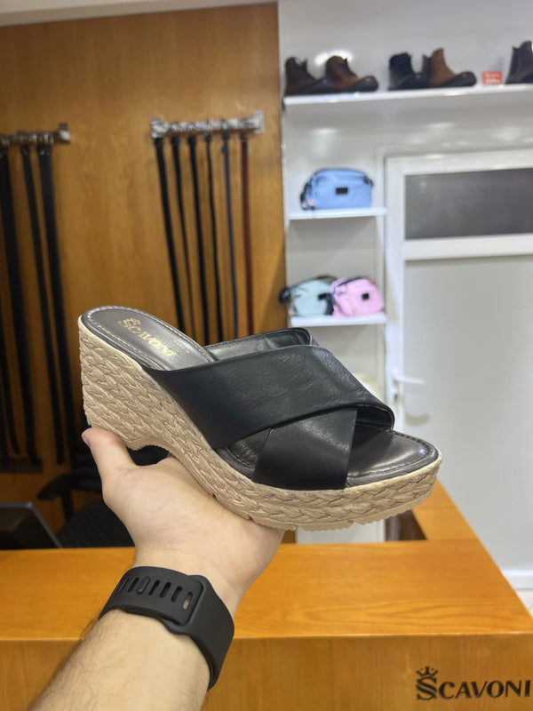 Sandale en cuir noir réf 24