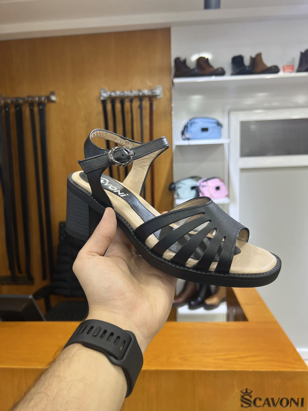 Sandale en cuir noir réf 25
