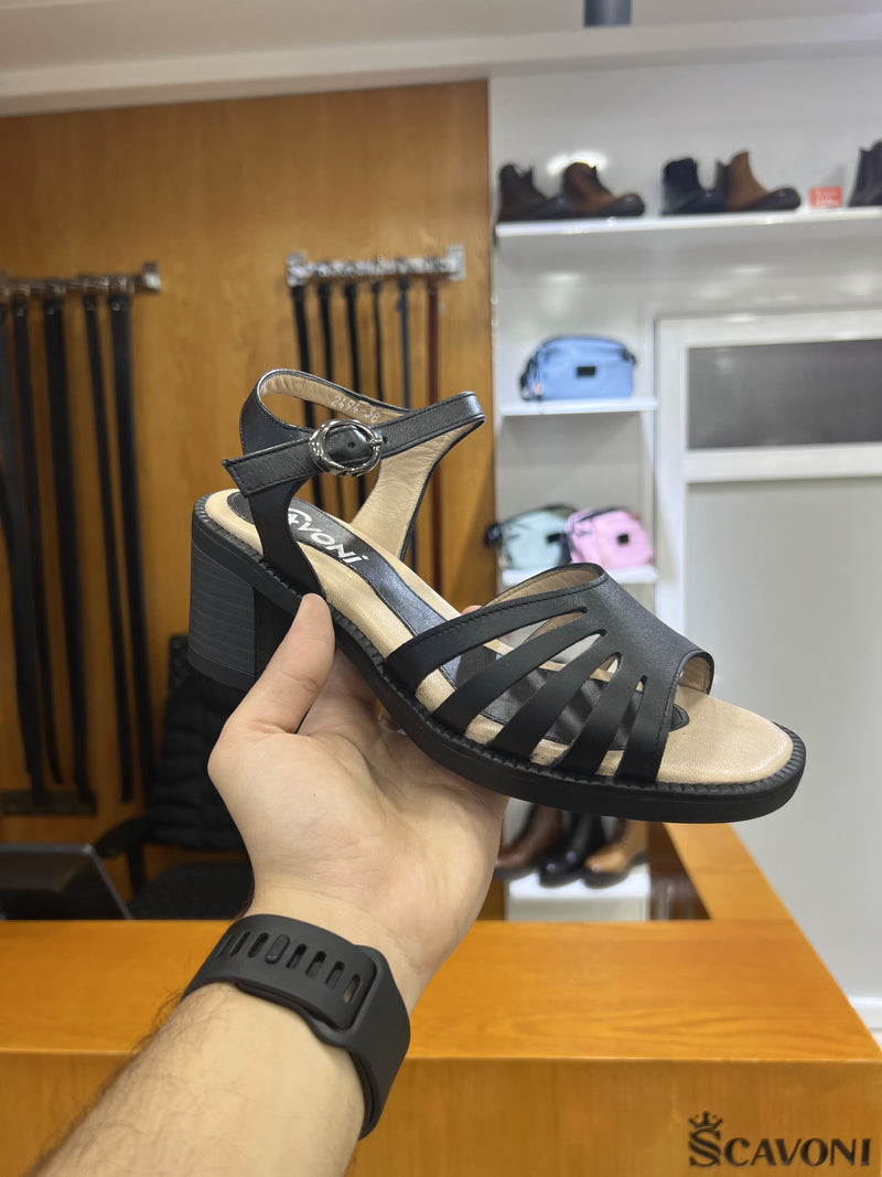 Sandale en cuir noir réf 25