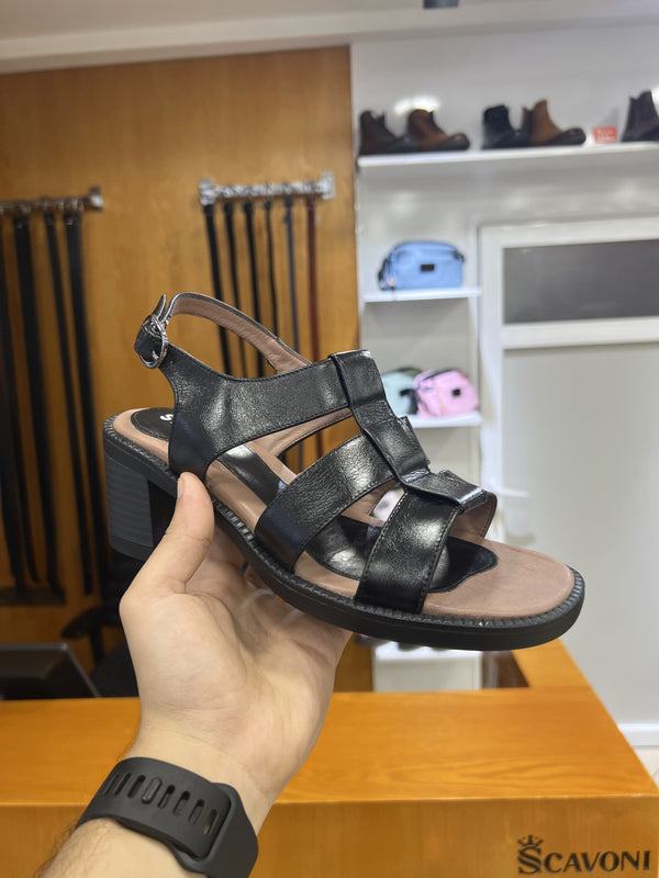 Sandale en cuir noir réf 28