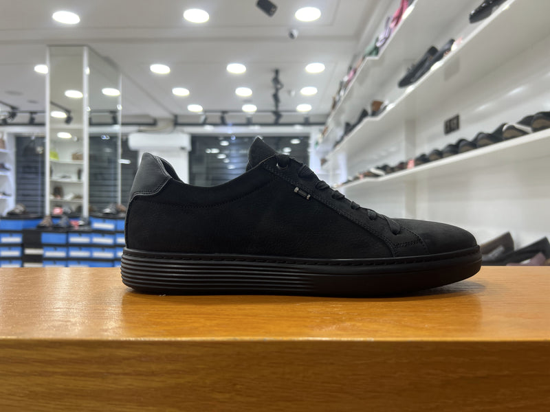 Baskets en nubuck noir réf 528