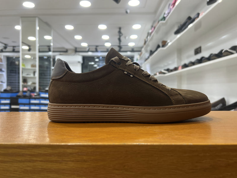 Baskets en nubuck tabac réf 528